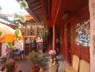Overseas Inn Lijiang  Exteriör bild